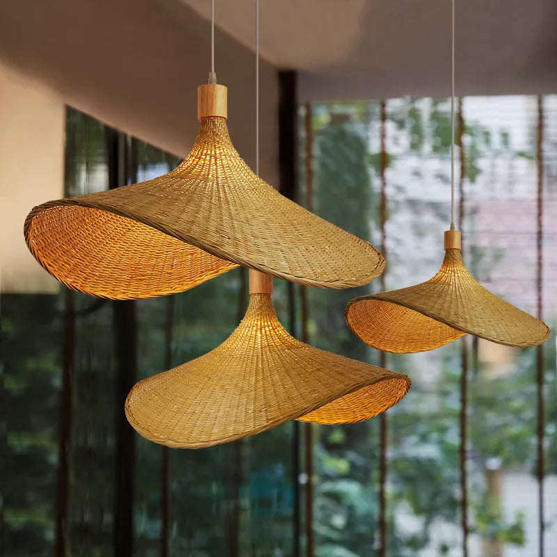 Natural suspension in bamboo and rattan in the shape of a straw hat