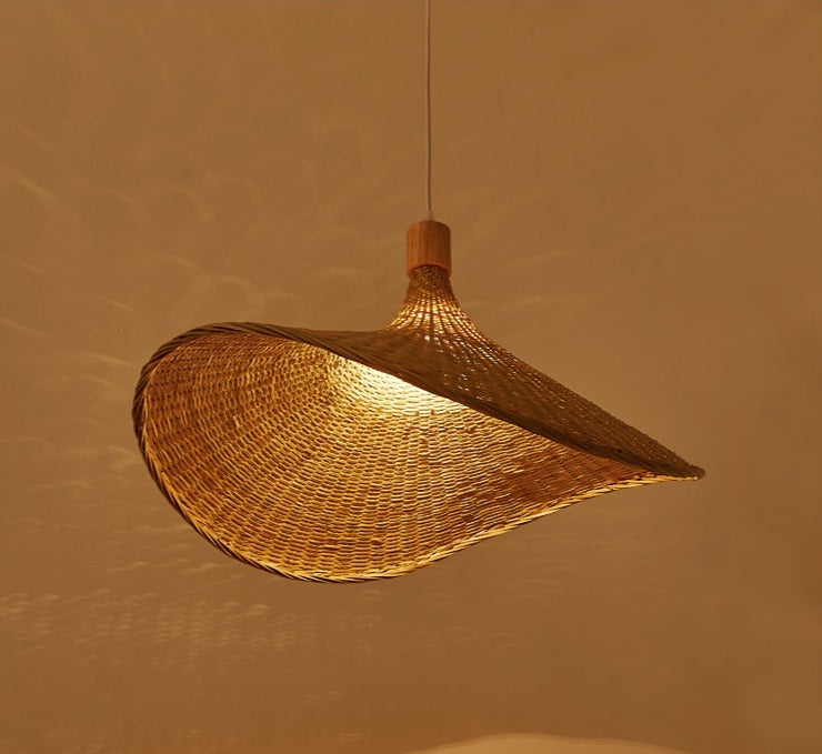 Natural suspension in bamboo and rattan in the shape of a straw hat